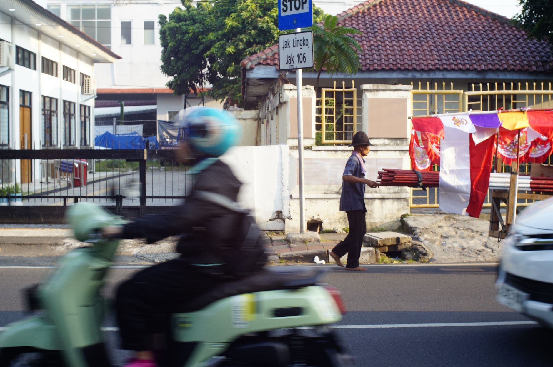 Pengendara Lawan Arah Tantang Warga yang Menegur 1 Pengendara Lawan Arah Tantang Warga yang Menegur