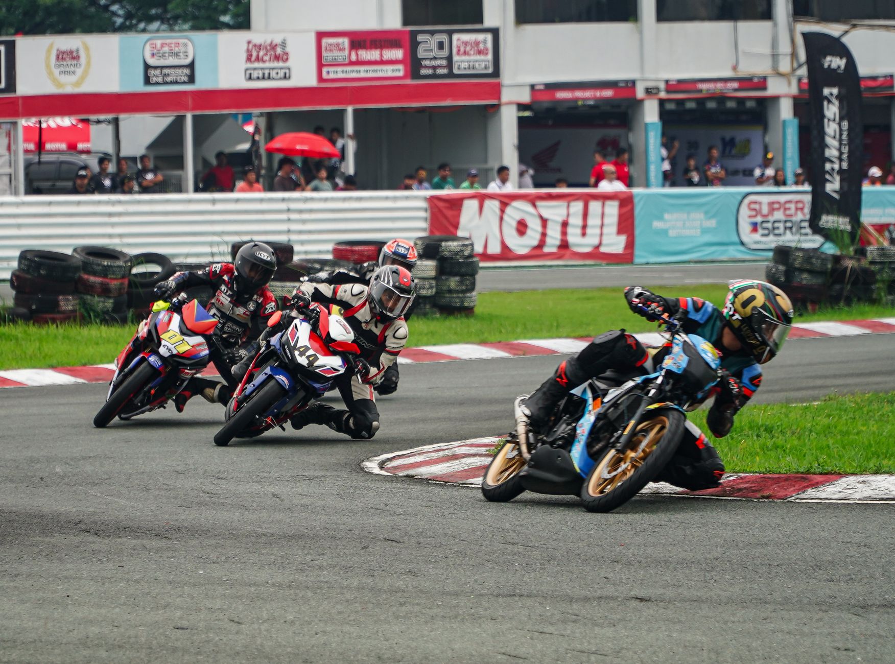 Nekat Potong Jalur, Pemotor Langsung Tertabrak Truk