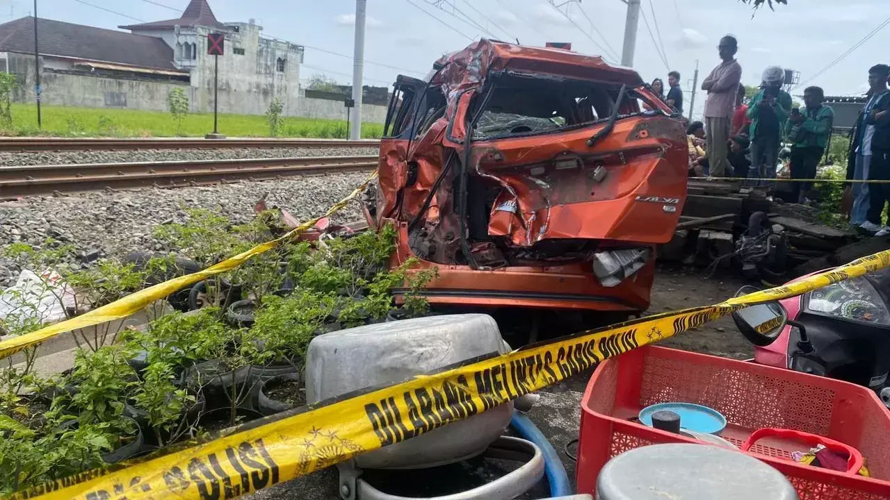 KA Bangunkarta Tabrak Mobil dan Motor di Sleman, 3 Tewas dan 4 Luka Parah — Diduga Palang Pintu Tak Menutup 1 KA Bangunkarta Tabrak Mobil dan Motor di Sleman, 3 Tewas dan 4 Luka Parah — Diduga Palang Pintu Tak Menutup