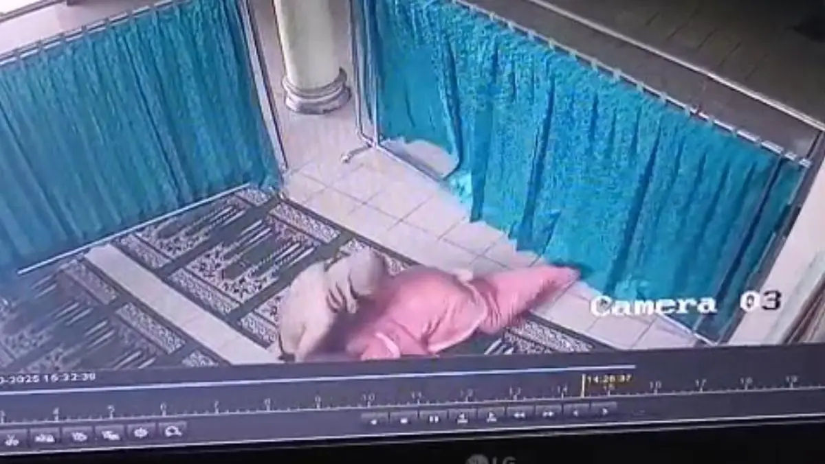 Heboh di Masjid Lampung! Pemuda Ini Terekam Lecehkan Wanita Saat Salat, Motifnya Bikin Geleng Kepala 1 Heboh di Masjid Lampung! Pemuda Ini Terekam Lecehkan Wanita Saat Salat, Motifnya Bikin Geleng Kepala
