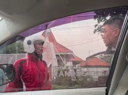 Kena Cipratan Air! Seorang Pemotor Ngamuk dan Hampir Baku Hantam di Depan Tol Gresik!