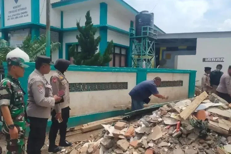 Mencekam! Di Situbondo, Atap Asrama Pesantren Putri Ambruk, Santriwati Jadi Korban! 1 Mencekam! Di Situbondo, Atap Asrama Pesantren Putri Ambruk, Santriwati Jadi Korban!