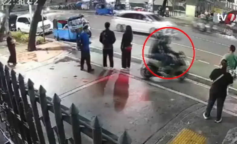 Terekam CCTV! Asik Main HP, Eh Malah Kena Jambret di Depan Gereja Katedral 1 Terekam CCTV! Asik Main HP, Eh Malah Kena Jambret di Depan Gereja Katedral