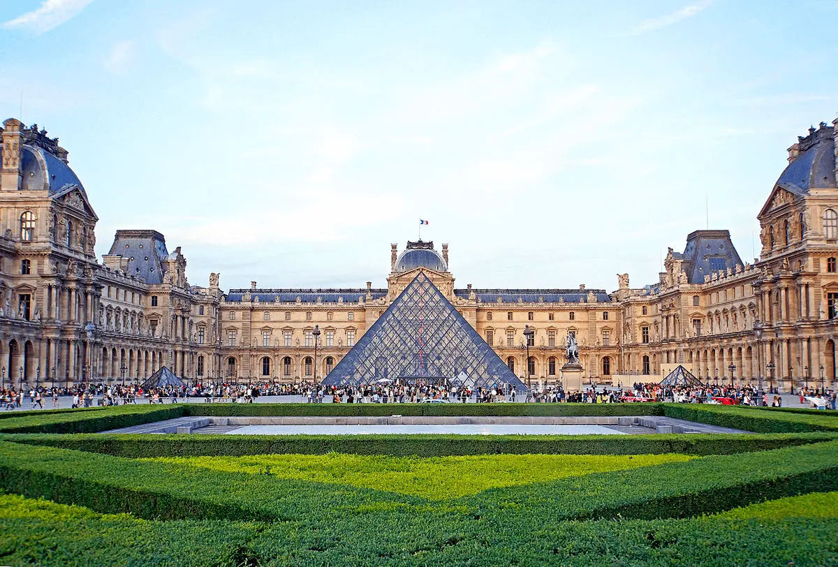Perampokan Heboh di Musée du Louvre, Perhiasan Kerajaan Prancis Dicuri dalam Hitungan Menit! 1 Perampokan Heboh di Musée du Louvre, Perhiasan Kerajaan Prancis Dicuri dalam Hitungan Menit!