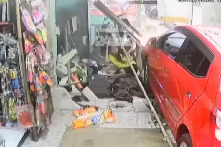Diduga Salah Injak Pedal, Mobil Tabrak Warung dan 2 Pengendara Motor di Bogor!
