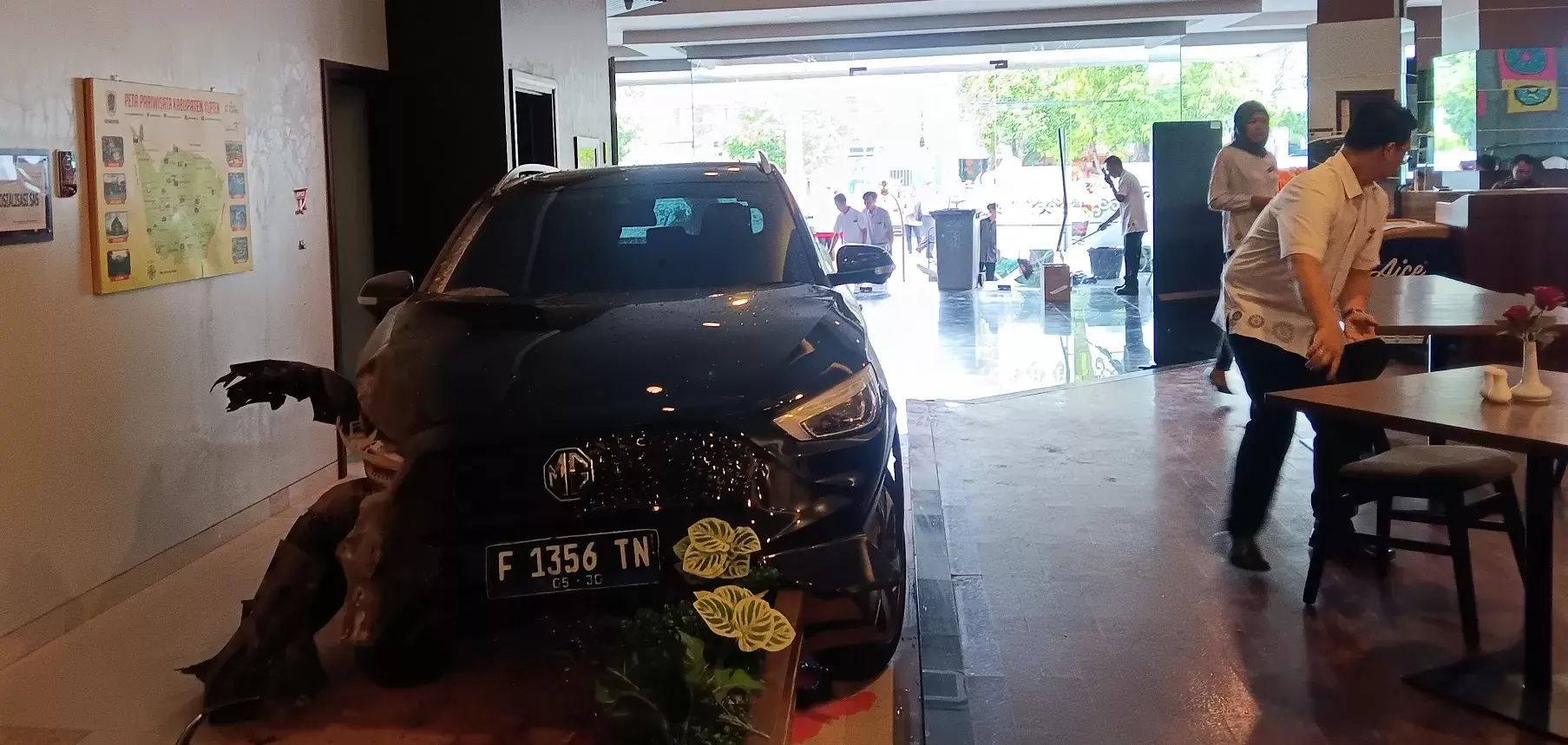 Mobil Listrik ‘Melayang’ Terobos Lobi Hotel di Klaten, Begini Kronologi dan Fakta Lengkapnya 1 Mobil Listrik ‘Melayang’ Terobos Lobi Hotel di Klaten, Begini Kronologi dan Fakta Lengkapnya