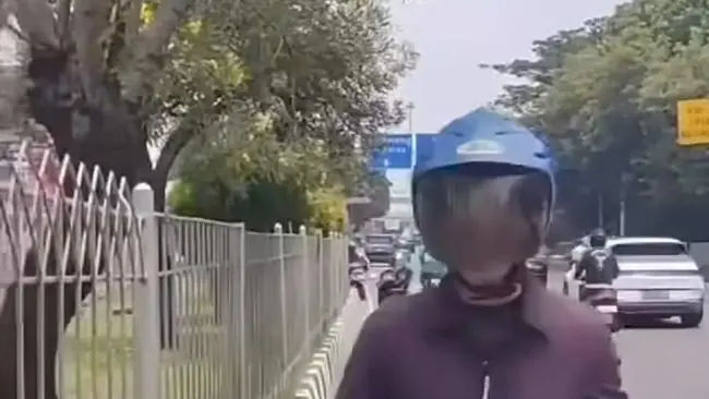Tak Terima Diklason, Anggota TNI AL Pukul Driver Ojol di Jakbar! Video Viral, Pelaku Langsung Diperiksa 1 Tak Terima Diklason, Anggota TNI AL Pukul Driver Ojol di Jakbar! Video Viral, Pelaku Langsung Diperiksa
