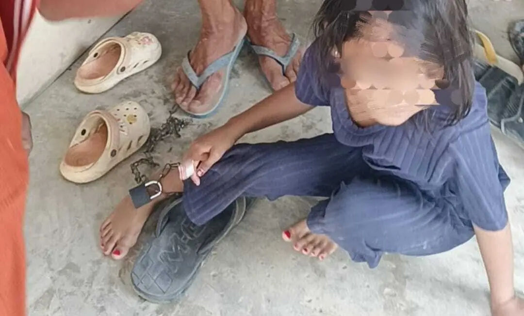 Kasus Miris! Bocah 5 Tahun Dirantai oleh Ibu Kandung & Ayah Tiri di Mesuji: Warga Geger dan Tuntut Keadilan 1 Kasus Miris! Bocah 5 Tahun Dirantai oleh Ibu Kandung & Ayah Tiri di Mesuji: Warga Geger dan Tuntut Keadilan