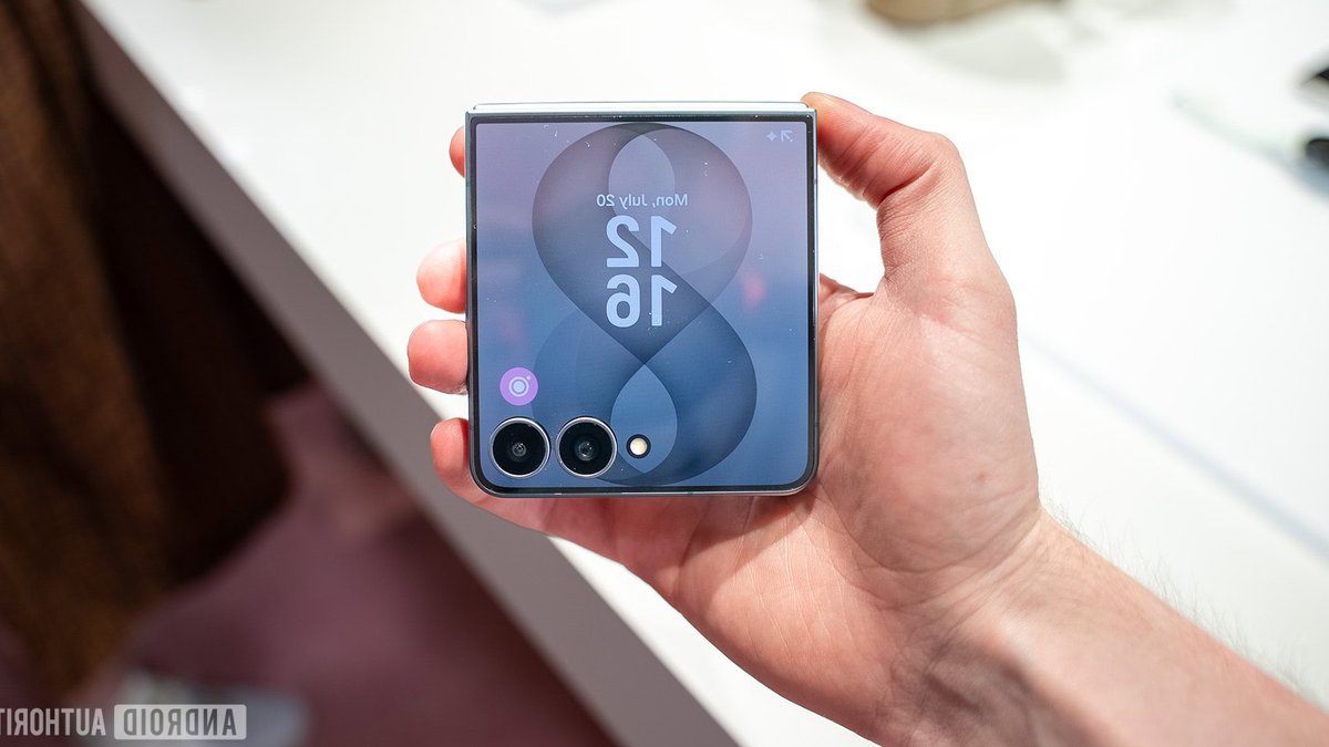Flip Phone Upgrade Raises Concerns Flip Phone Upgrade Raises Concerns - galaxy z flip