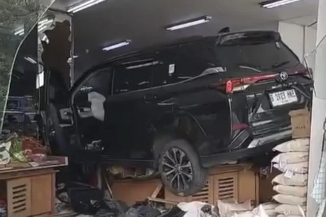 Mobil Hilang Kendali Lalu Seruduk Toko Buah di Kalideres, Begini Kronologinya