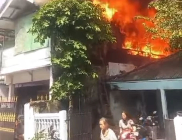 Rumah di Kompleks Kodamar Kelapa Gading Kebakaran, Api Masih Menyala 1 Rumah di Kompleks Kodamar Kelapa Gading Kebakaran, Api Masih Menyala