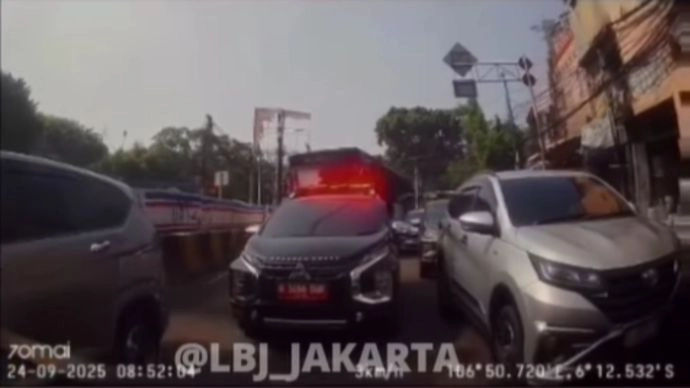 Mobil Dinas Pakai Strobo di kawasan Manggarai, Viral & Menuai Kecaman! 1 Mobil Dinas Pakai Strobo di kawasan Manggarai, Viral & Menuai Kecaman!