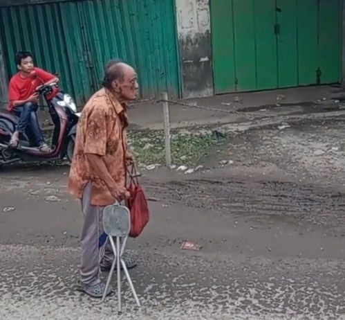 Ditegur Pengendara, Kakek di kosambi Malah Ngamuk: Aksi Viral di Kosambi Bikin Netizen Geleng-Geleng 1 Ditegur Pengendara, Kakek di kosambi Malah Ngamuk: Aksi Viral di Kosambi Bikin Netizen Geleng-Geleng