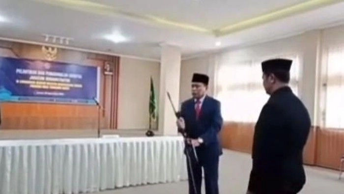 Kakanwil Kemenag NTB Lempar Tiang Mikrofon Seusai Pelantikan, Ini Klarifikasinya 1 Kakanwil Kemenag NTB Lempar Tiang Mikrofon Seusai Pelantikan, Ini Klarifikasinya