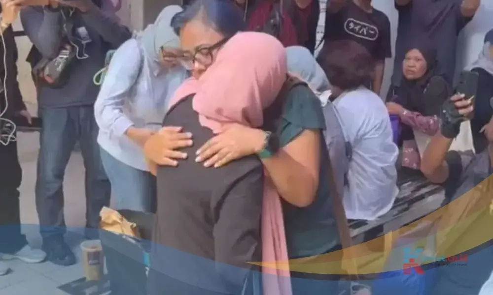 Isak Tangis Ibu Delpedro: ‘Anak Saya Bukan Penjahat’, Jeritan Hati di Depan Polda Metro Jaya