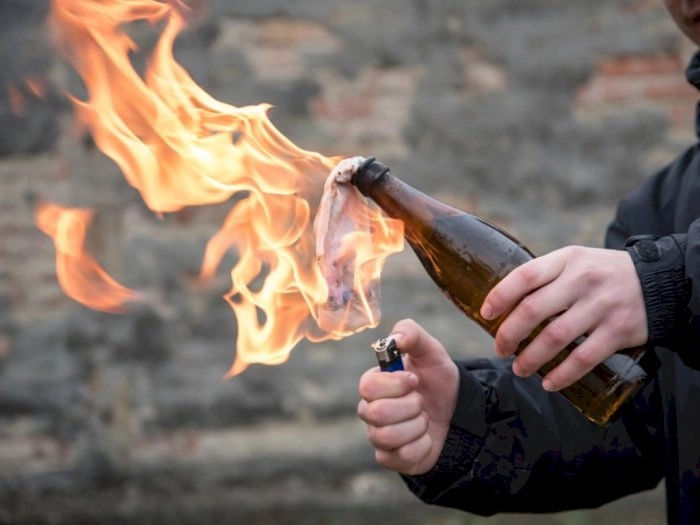 Lempar Molotov ke Pos Polisi, Pemuda di Pasuruan Langsung Diringkus Kurang dari 24 jam 1 Lempar Molotov ke Pos Polisi, Pemuda di Pasuruan Langsung Diringkus Kurang dari 24 jam