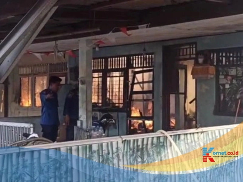 11 Rumah di Asrama Polri Serpong Hangus Terbakar, Warga Panik dan Damkar Berjibaku Padamkan Api 1 11 Rumah di Asrama Polri Serpong Hangus Terbakar, Warga Panik dan Damkar Berjibaku Padamkan Api
