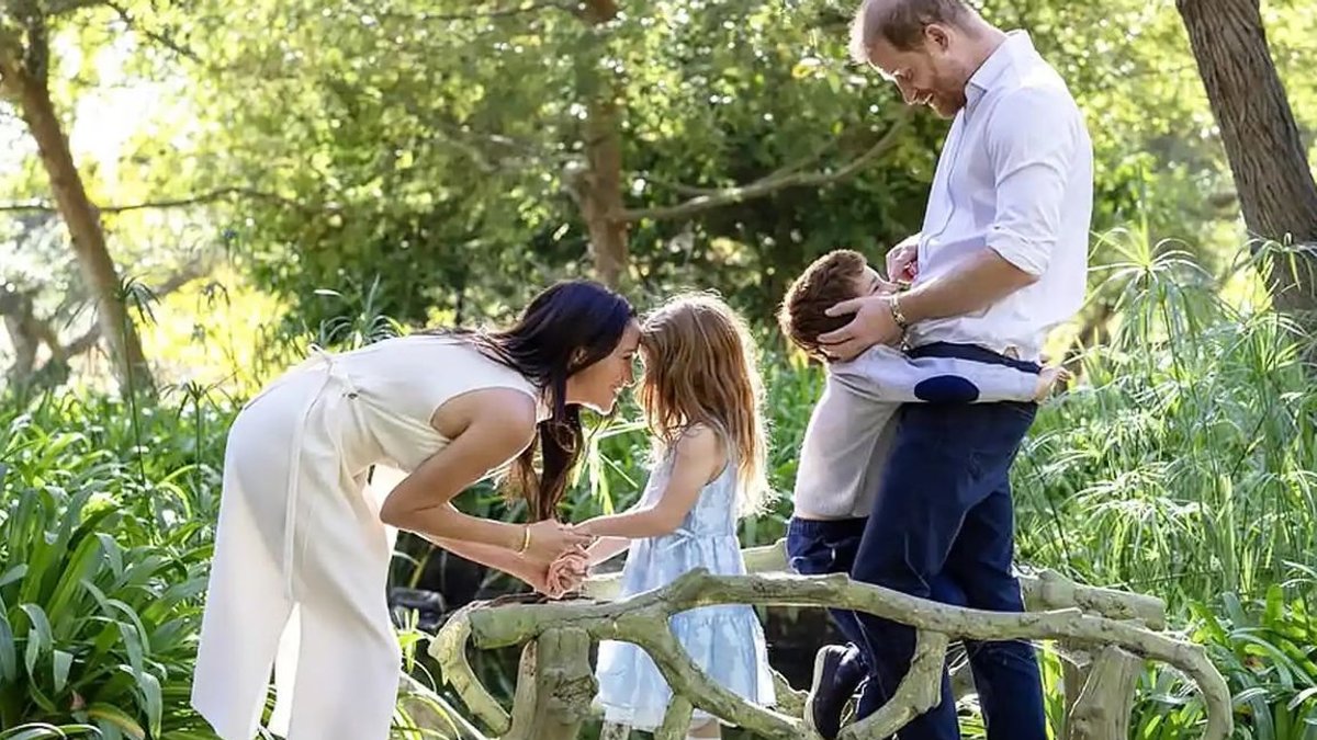 Markle visits Princess Diana’s childhood home with family