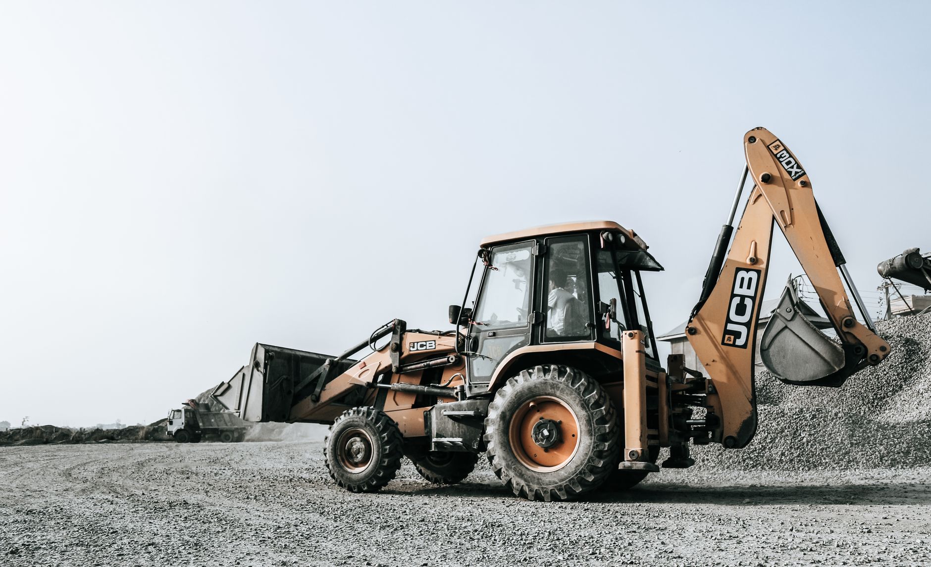 JCB unveils 208mph hydrogen digger for record run