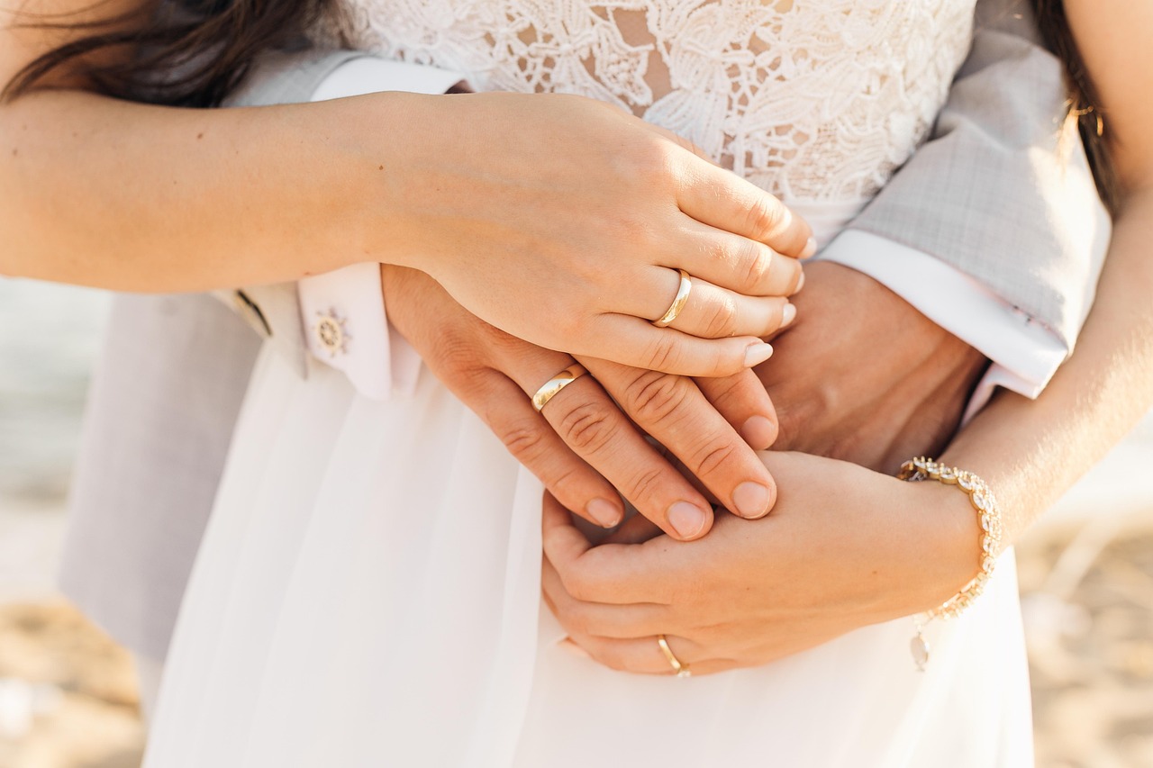 What wedding decorations are in keeping with my lab created diamond uk