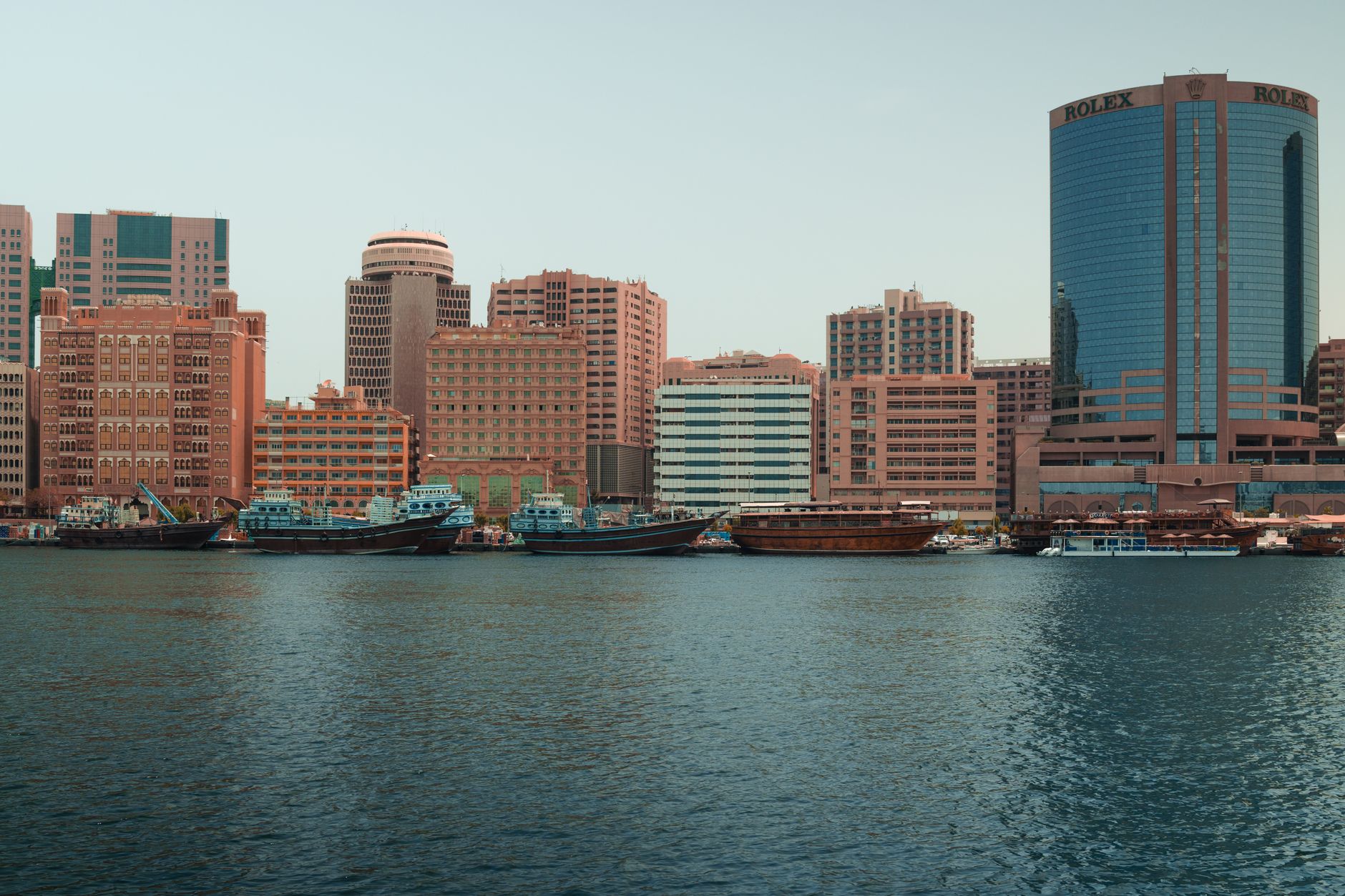 Inside Dubai’s Booming Trading Scene: How to Choose the Right Platform for Your Financial Journey