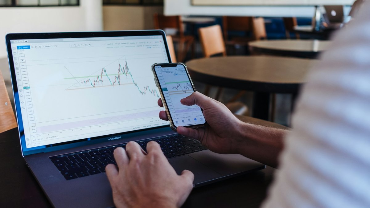 Qualcomm stock falls 4% on earnings miss and AI deal Qualcomm stock falls 4% on earnings miss and AI deal - qualcomm stock