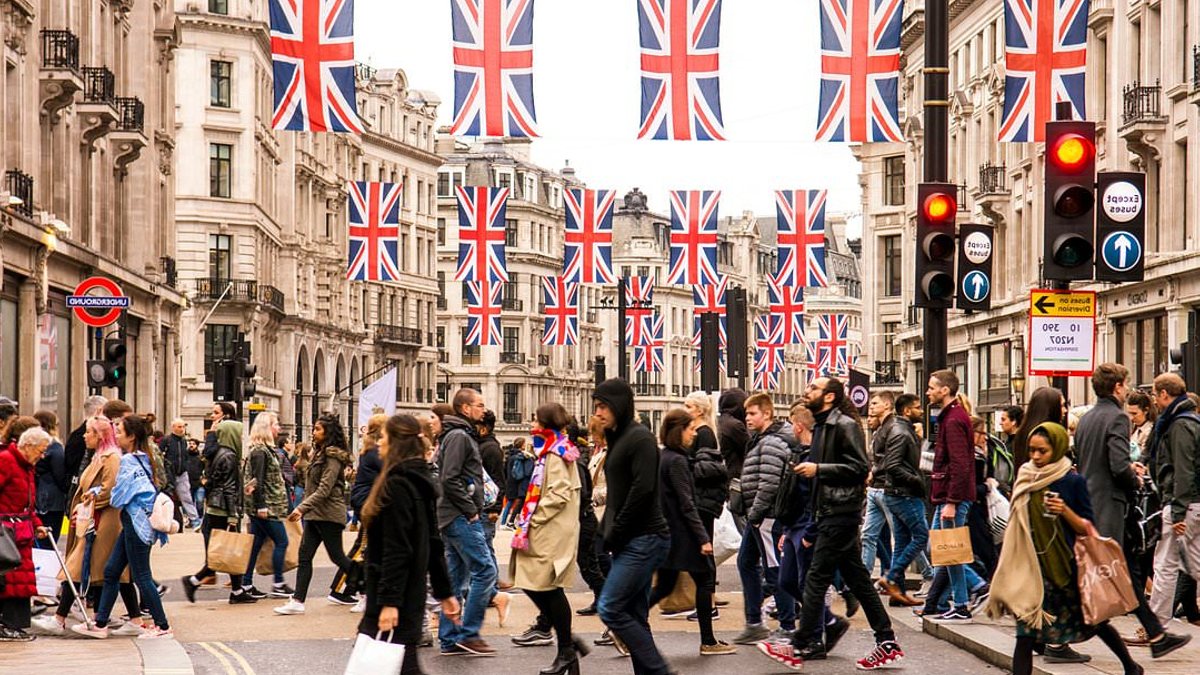 Heatwave hits High Street trade Heatwave hits High Street trade - high street trade