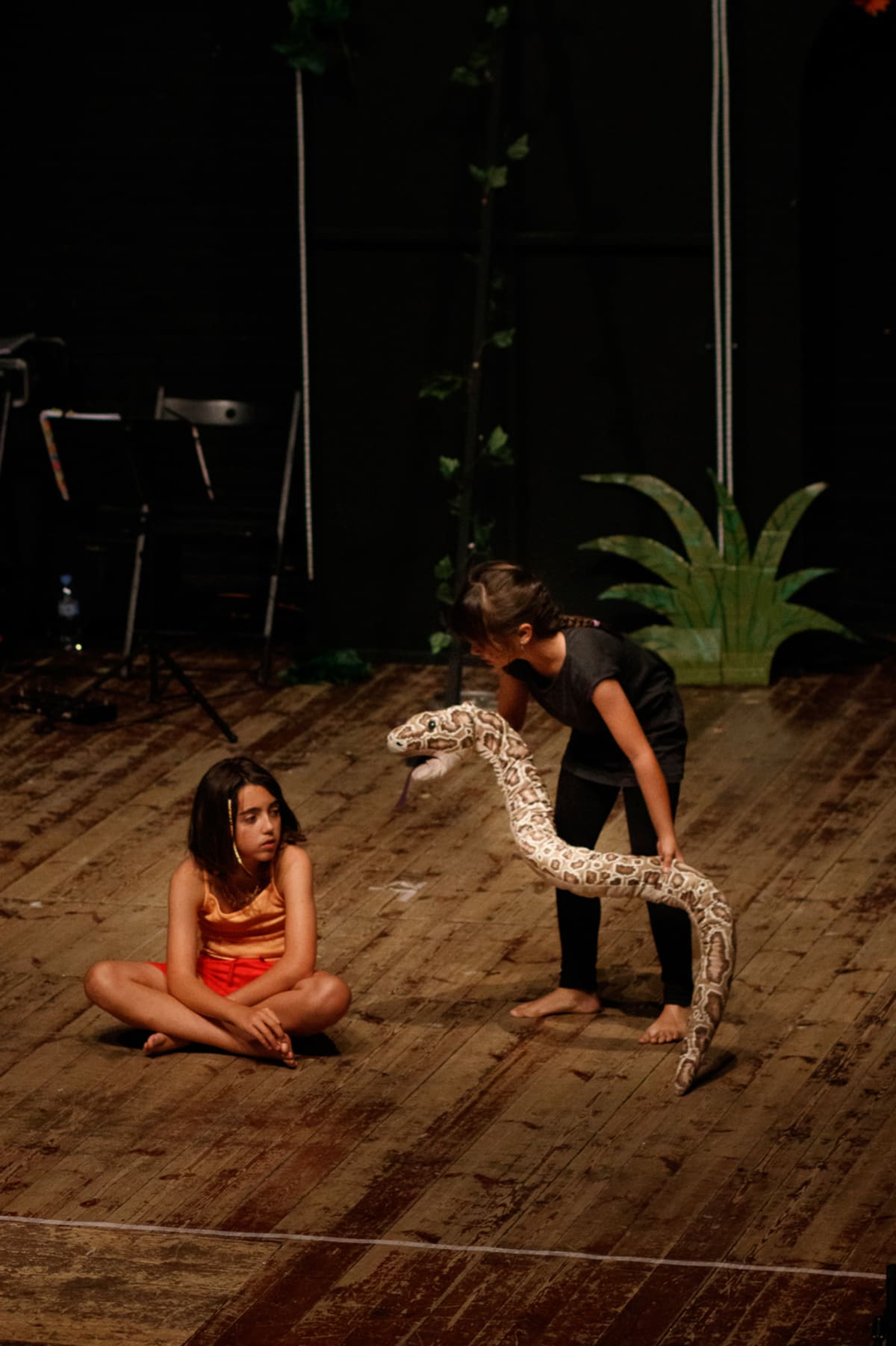 Escena d'El llibre de la selva: una nena mostra una gran serp de joguina