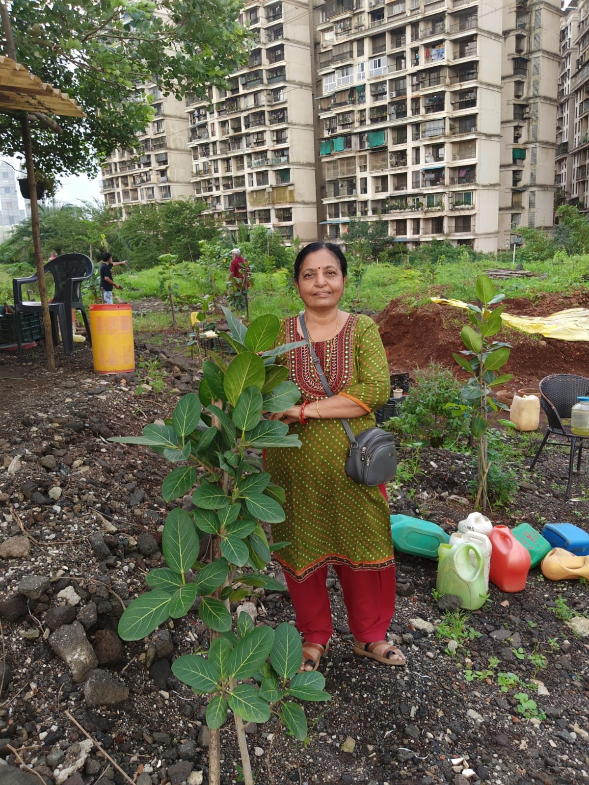 Daxaben Patel planting with residents on the Hyde Park service road, Kharghar