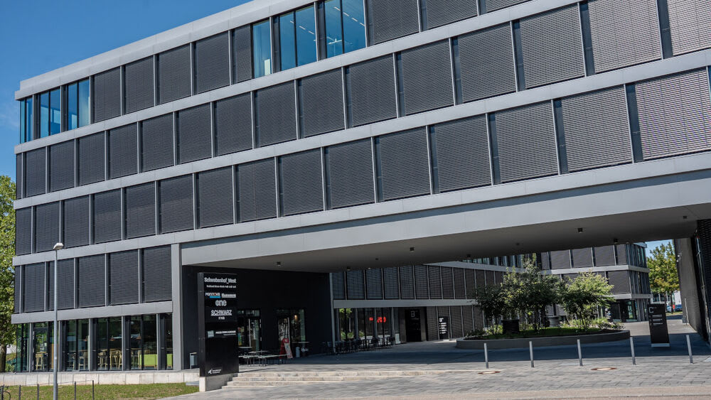 Schwabenhof West’s Eye-catching, Bridge-like Slab