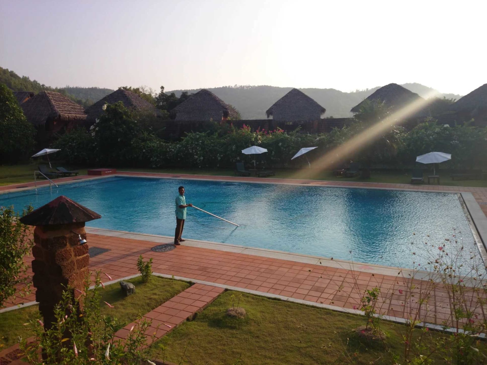 How to Use a Manual Pool Vacuum