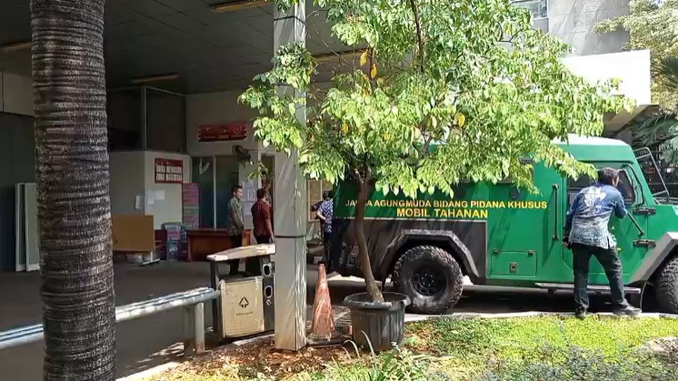 Diperiksa Kejagung, Febrie Adriansyah Akhirnya Pakai Rompi Pink dan Diborgol : Okezone News
