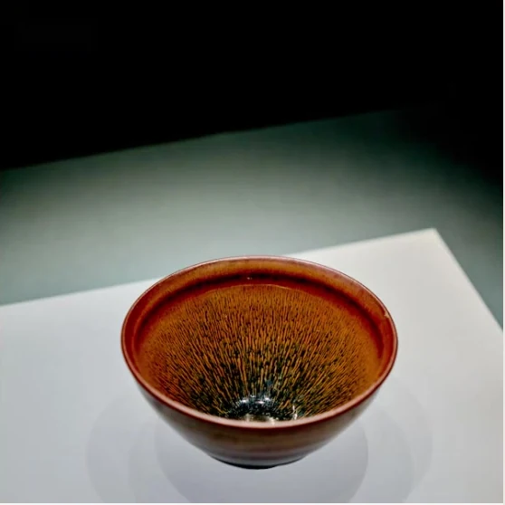 褐彩卷草纹陶瓷碗