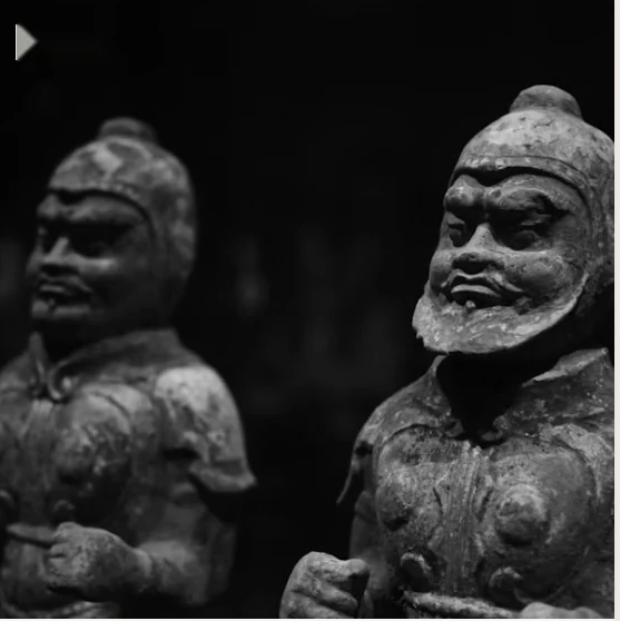 黑色背景下的唐代陶俑