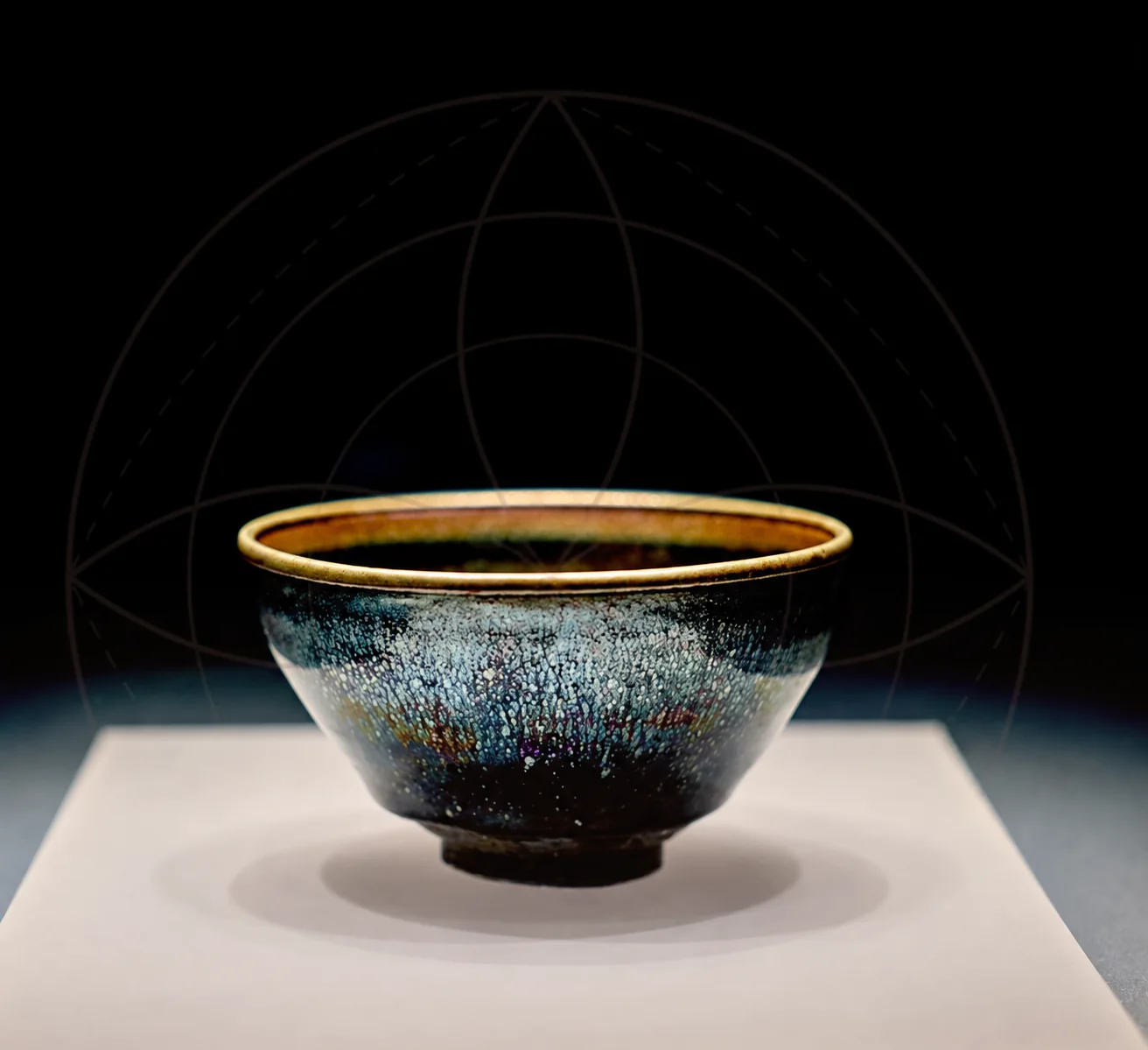单独陈列的星斑釉茶碗，深色展陈背景