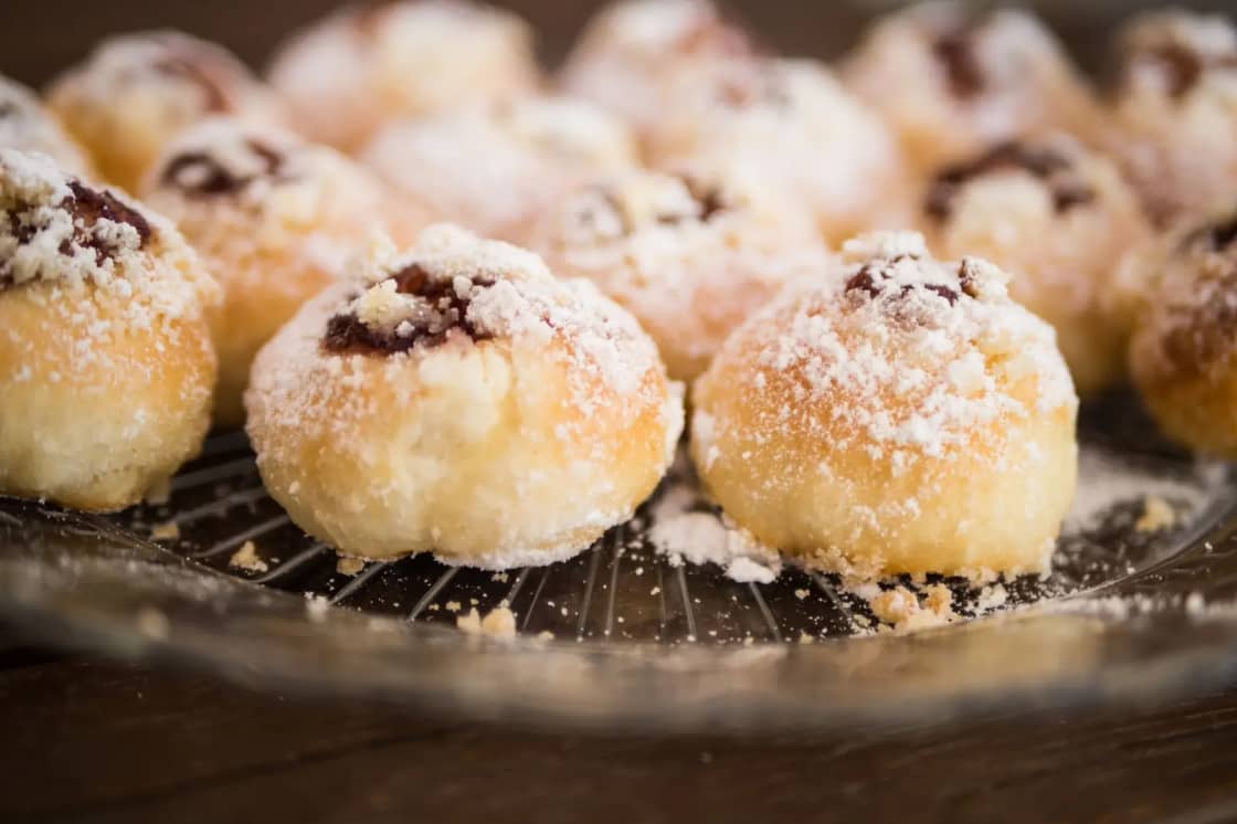 A close-up of freshly baked kolach pastries topped with sugar, perfect for food enthusiasts