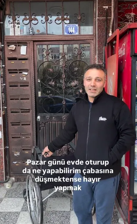 Serkan kardeşimizin, vefat eden annesinden kalan tekerlekli sandalyeyi ihtiyaç sahibi bir vatandaşımız için bağışladığı anlamlı günden bir kare.