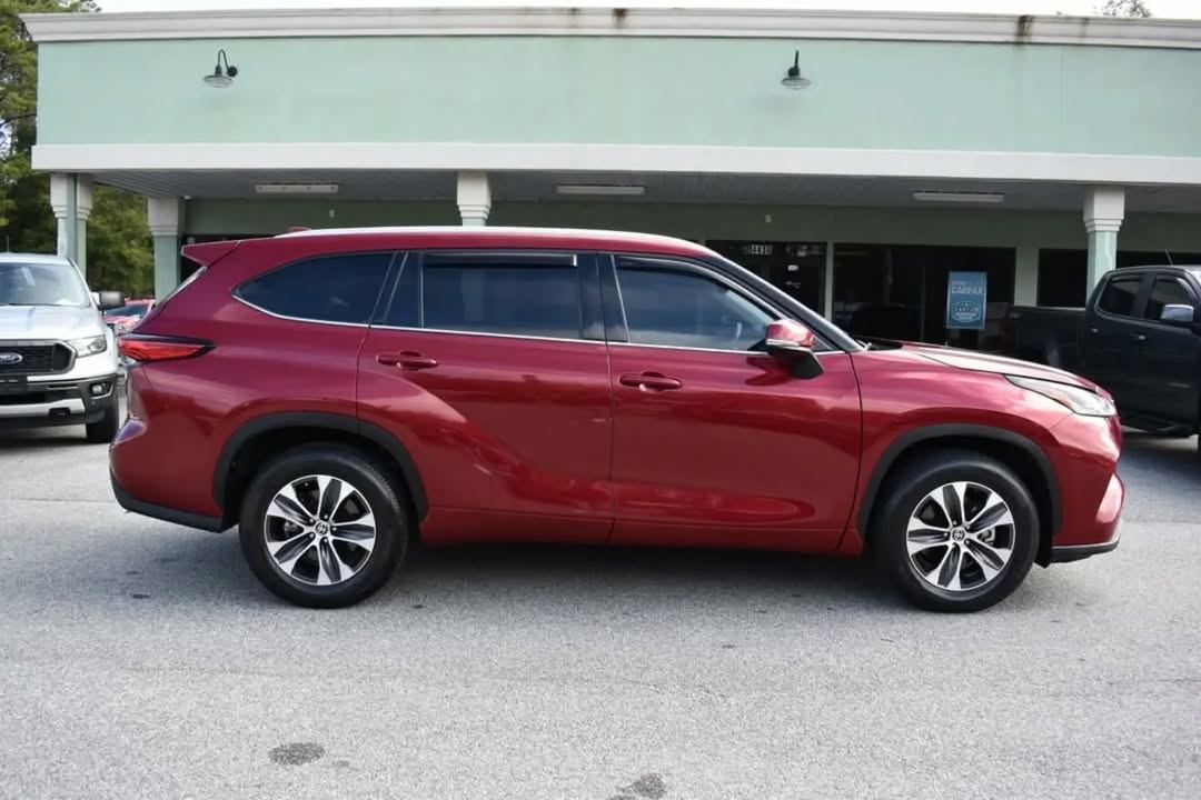 Toyota Highlander XLE view 3