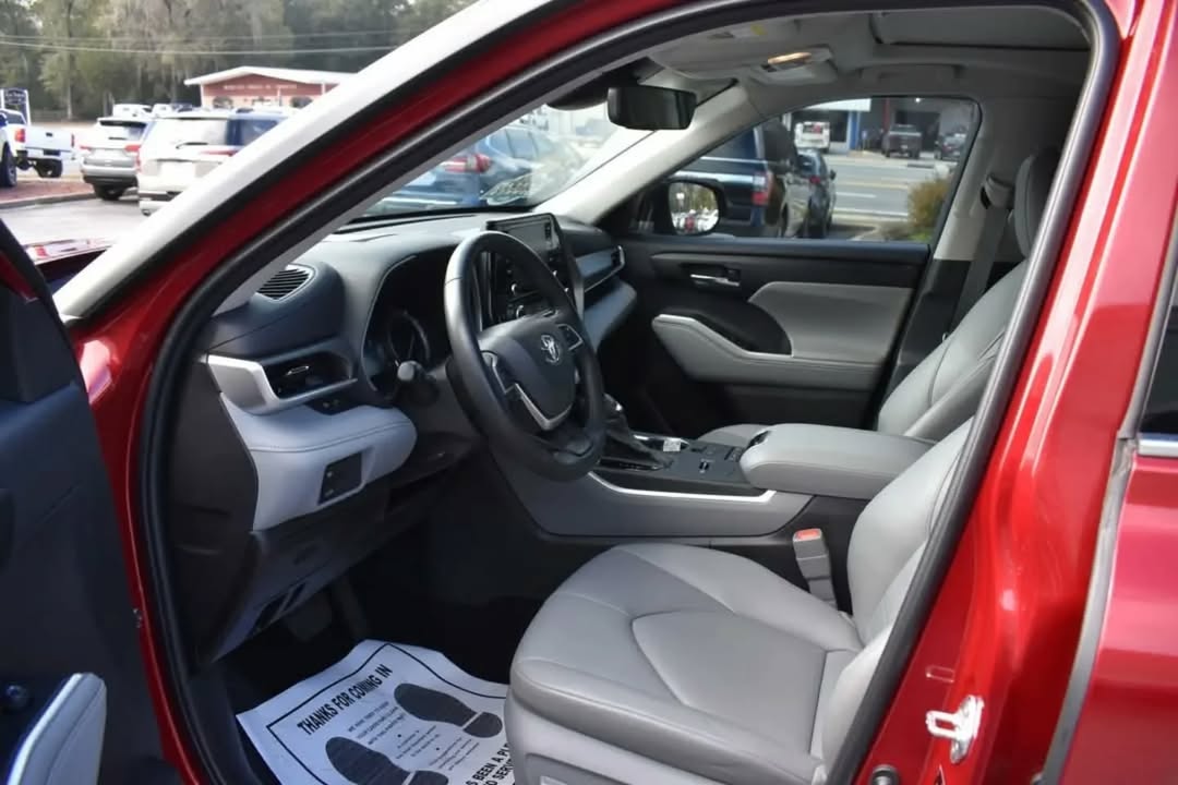 Toyota Highlander XLE view 4
