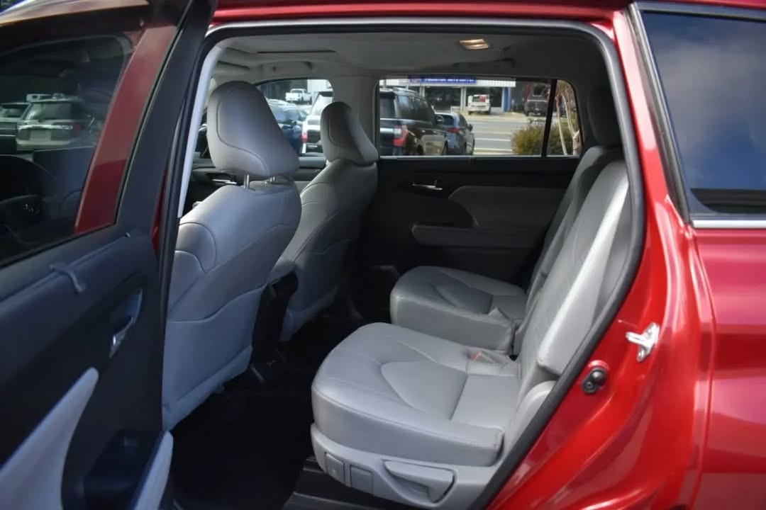 Toyota Highlander XLE view 5