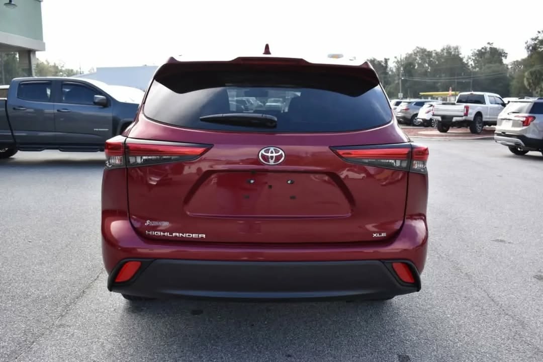 Toyota Highlander XLE view 8