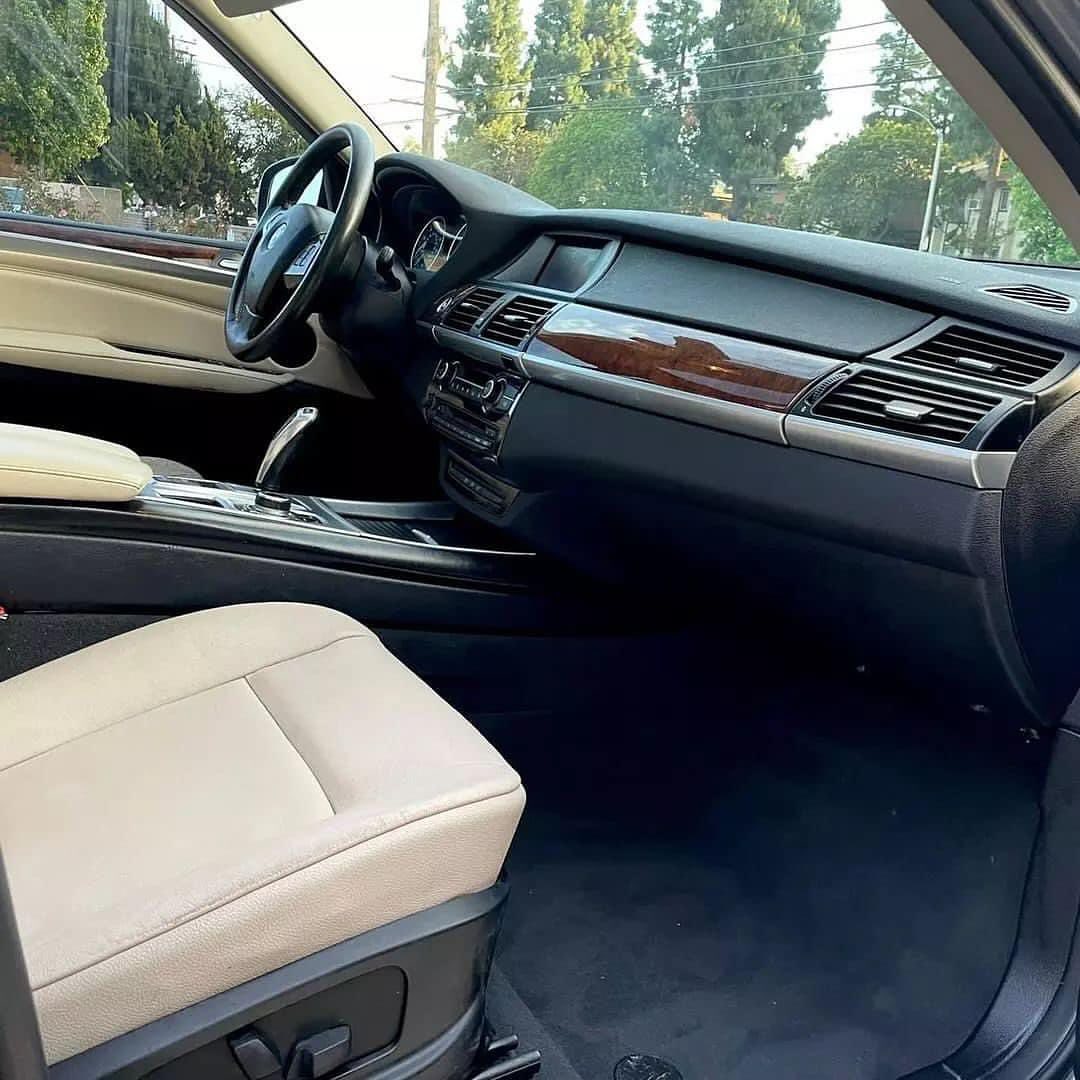BMW X5 Xdrive35i view 4