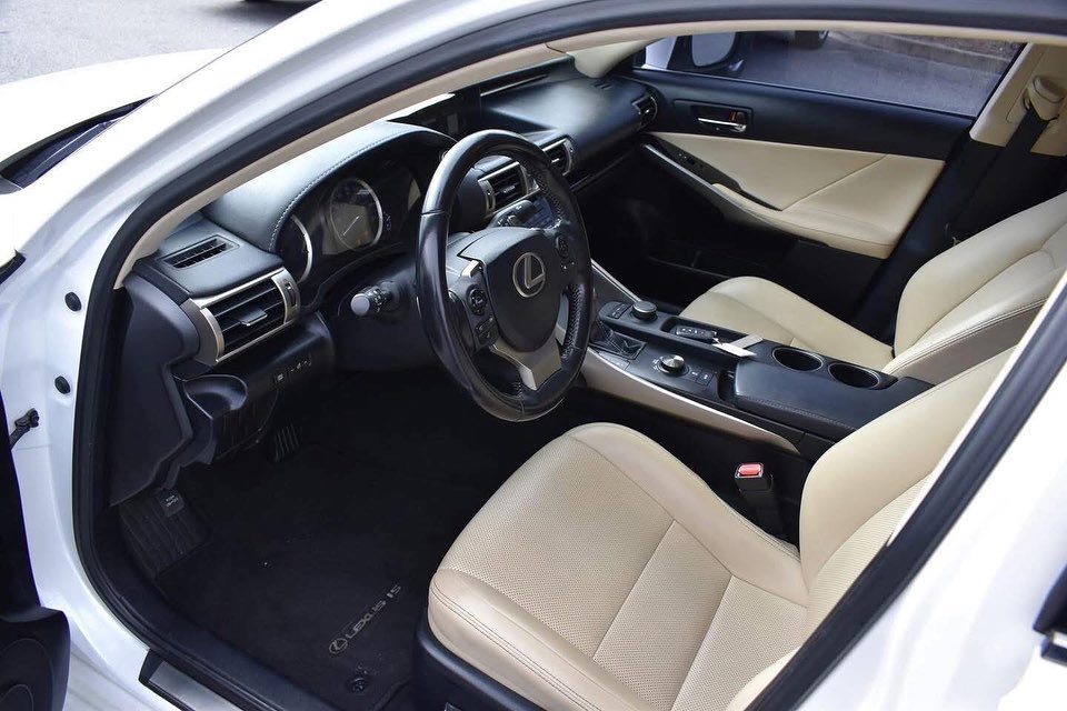Lexus IS 200t view 3