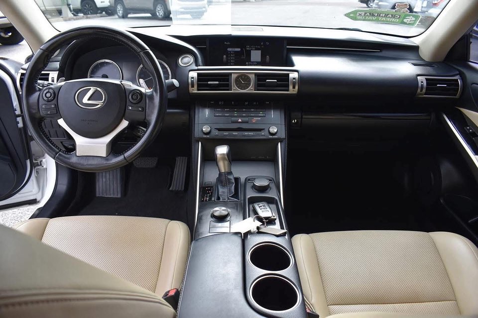 Lexus IS 200t view 4