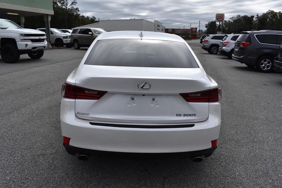 Lexus IS 200t view 5