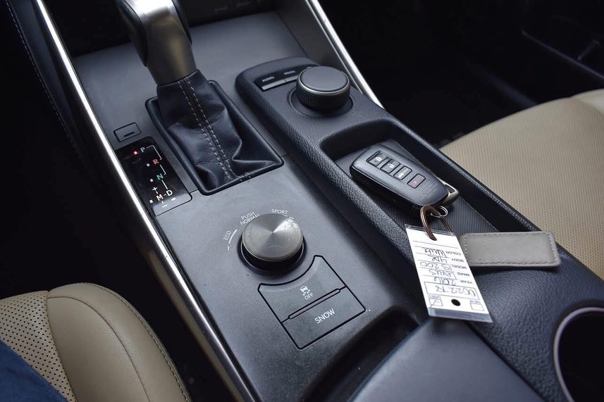 Lexus IS 200t view 6