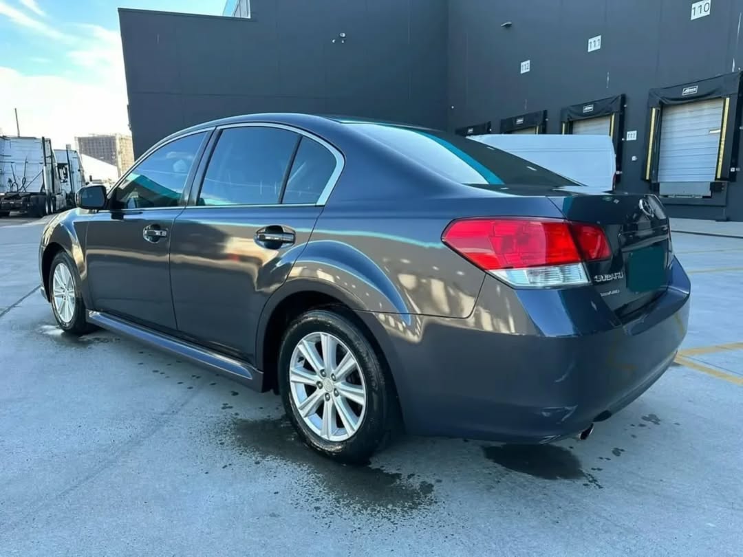 Subaru Legacy AWD view 4