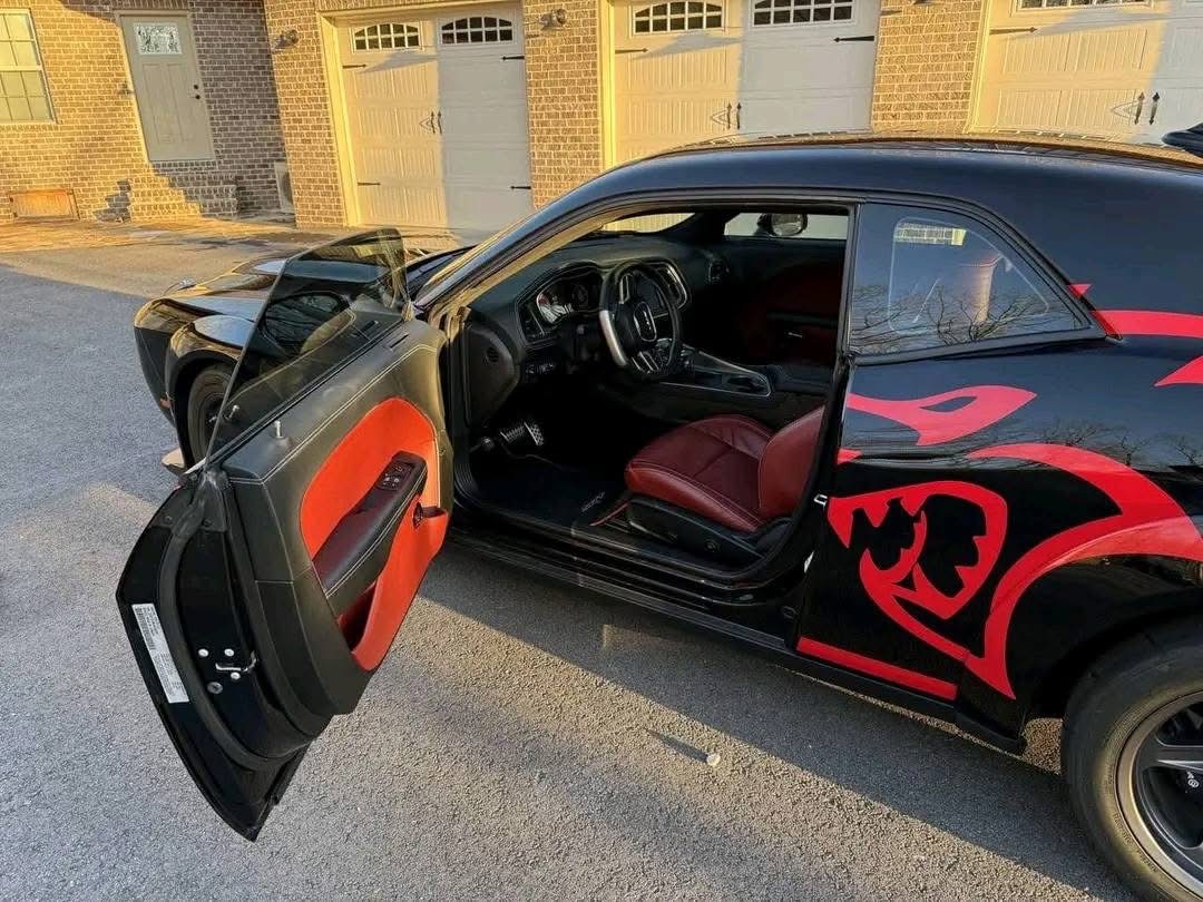 Dodge Challenger view 3