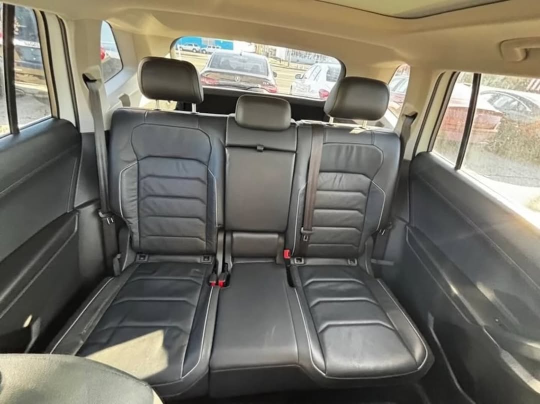 Volkswagen Tiguan 2.0T view 3