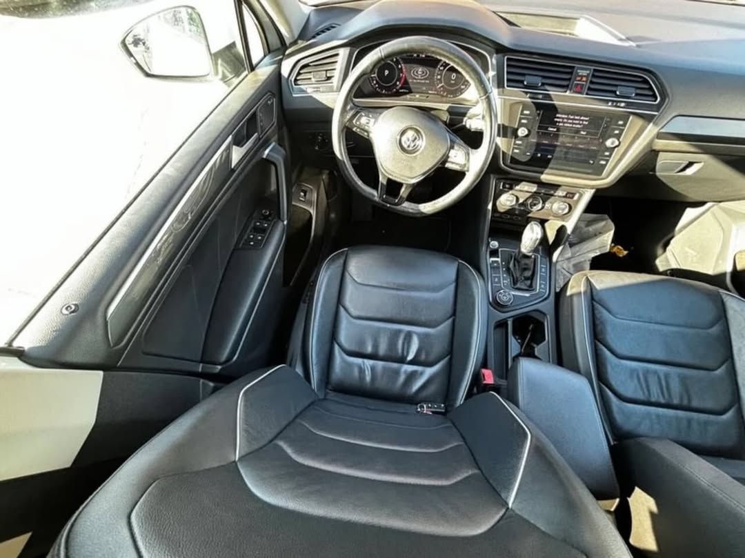 Volkswagen Tiguan 2.0T view 4